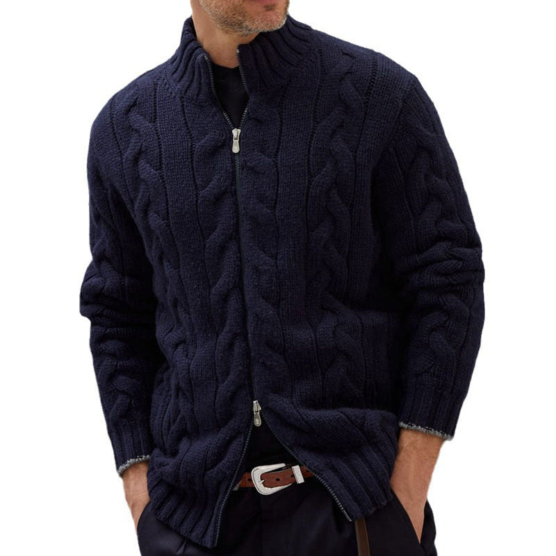 Herren Strickjacke mit dekorativem Zopfdesign und hohem Stehkragen EB