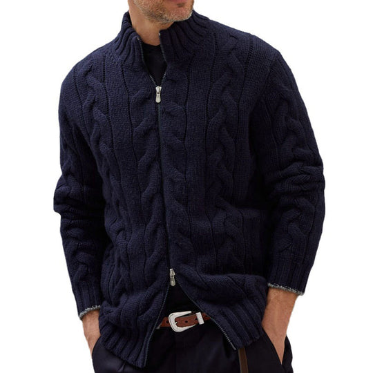 Herren Strickjacke mit dekorativem Zopfdesign und hohem Stehkragen EB