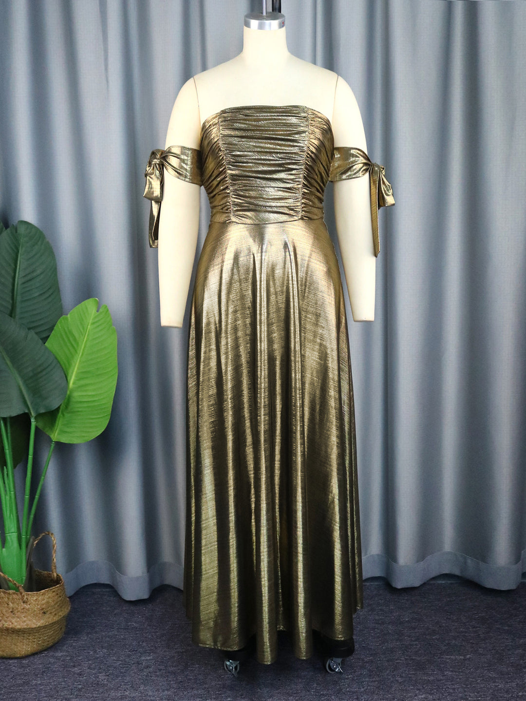Damen glamouröses Abendkleid mit schulterfreiem Design und eleganten Raffungen EB