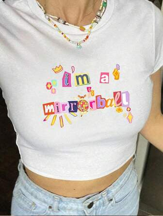 Damen figurbetontes Kurzarm-T-Shirt mit verspieltem Aufdruck EB