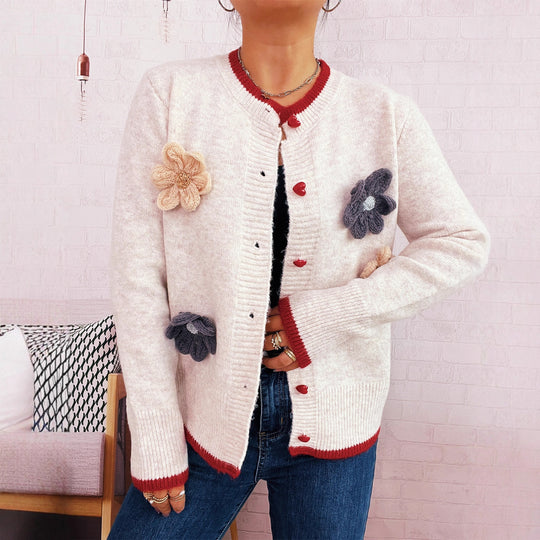 Damen Strickjacke mit floralem Design und dekorativen Herzknöpfen EB