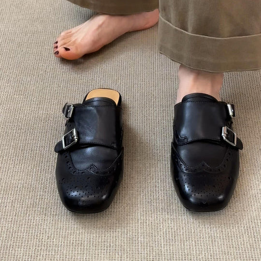 Damen Mokassins mit dekorativen Schnallen und perforierten Details EB