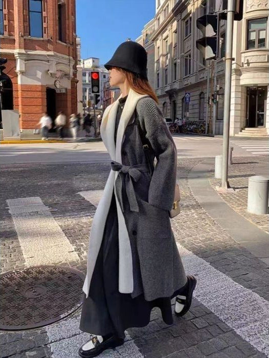 Damen Eleganter langer Mantel mit Gürtel und kontrastierenden Ärmeln EB