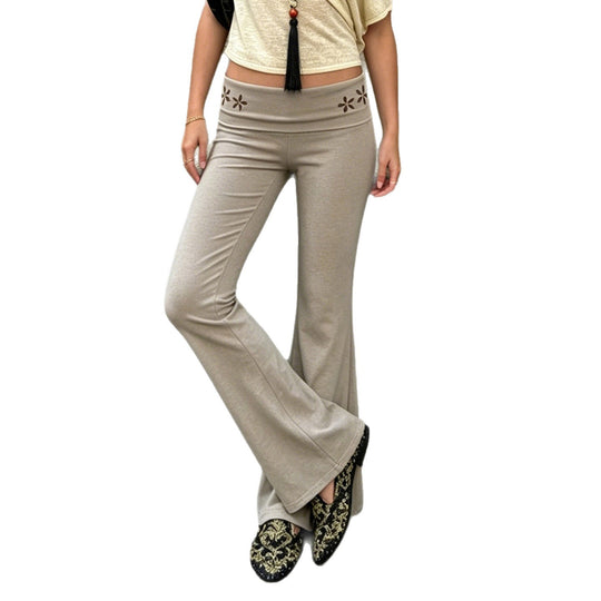Damen nan Yogahose Flared mit Umschlagbund, komfortable Bootcut-Passform und Laser-Cut Blütendetail EB