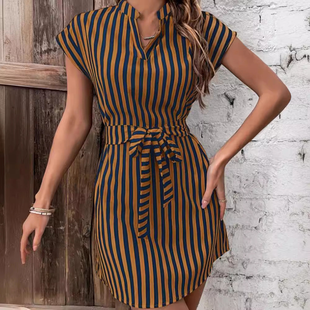Damen Trendiges Kurzarm Kleid mit schmalem Taillengürtel und modischem Streifenmuster EB