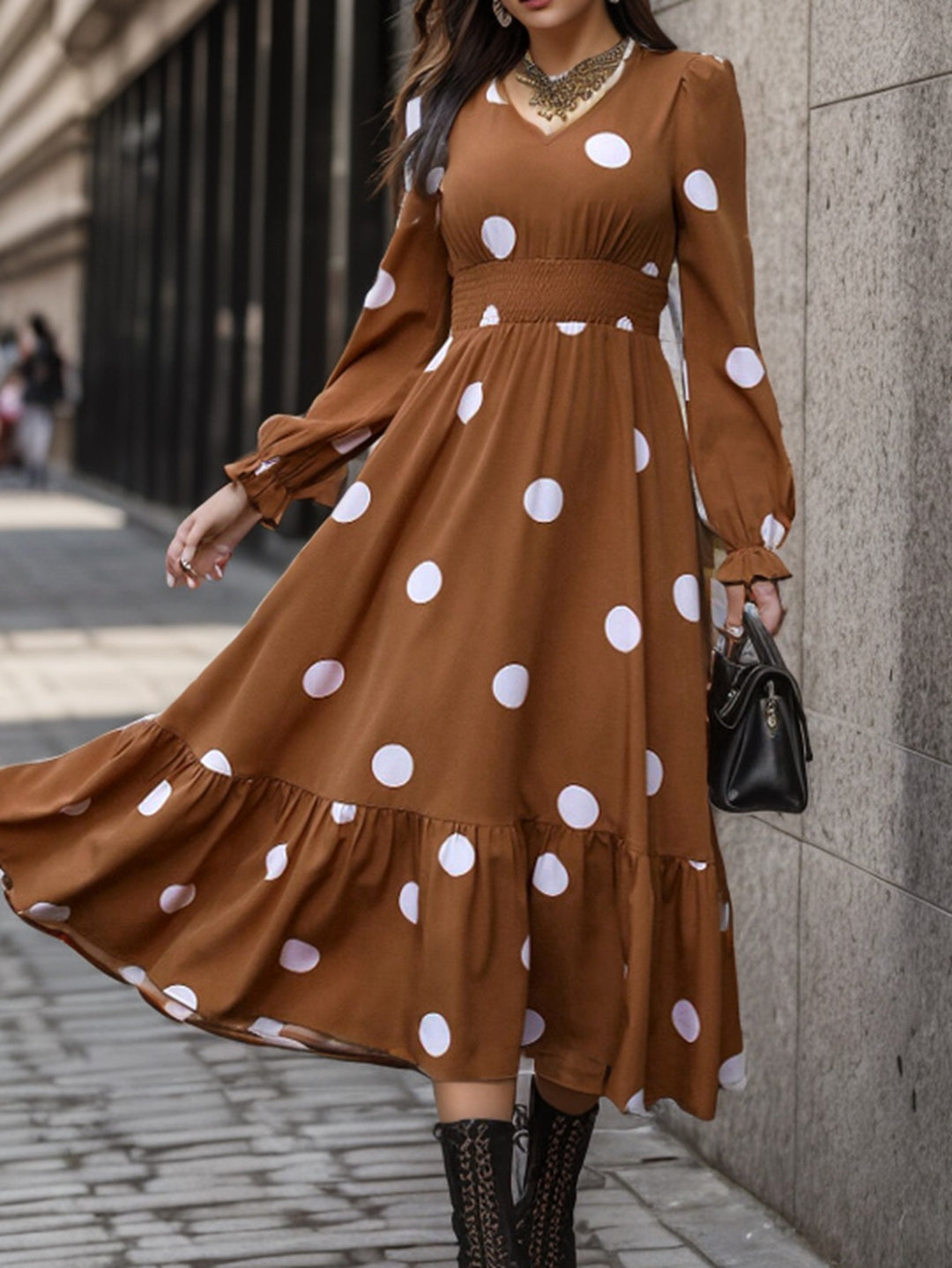 Damen Elegantes Maxi-Kleid mit modischem Punkte-Design und Taillenbetonung EB