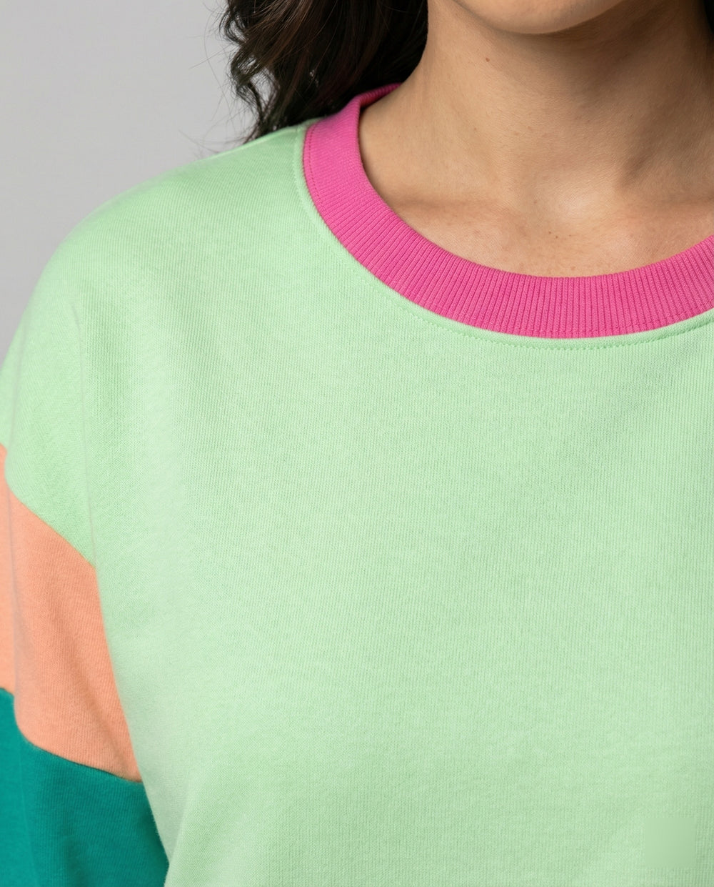 Damen lässiger Sweatshirt mit kontrastierenden Ärmeln EB
