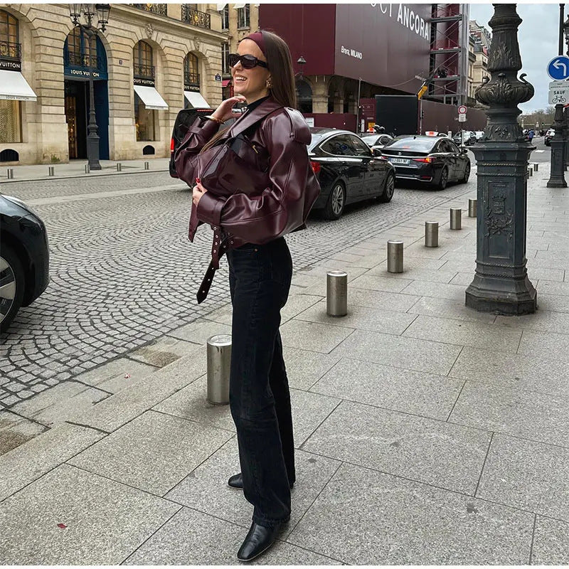 Damen modische Kunstlederjacke mit oversized Schnitt und auffälligen Schulterpartien EB