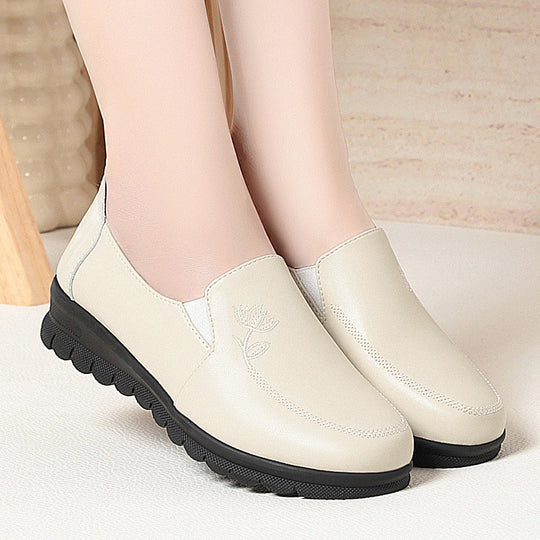 Damen Bequeme Slip-On Mokassins mit elegantem Blumenemblem EB