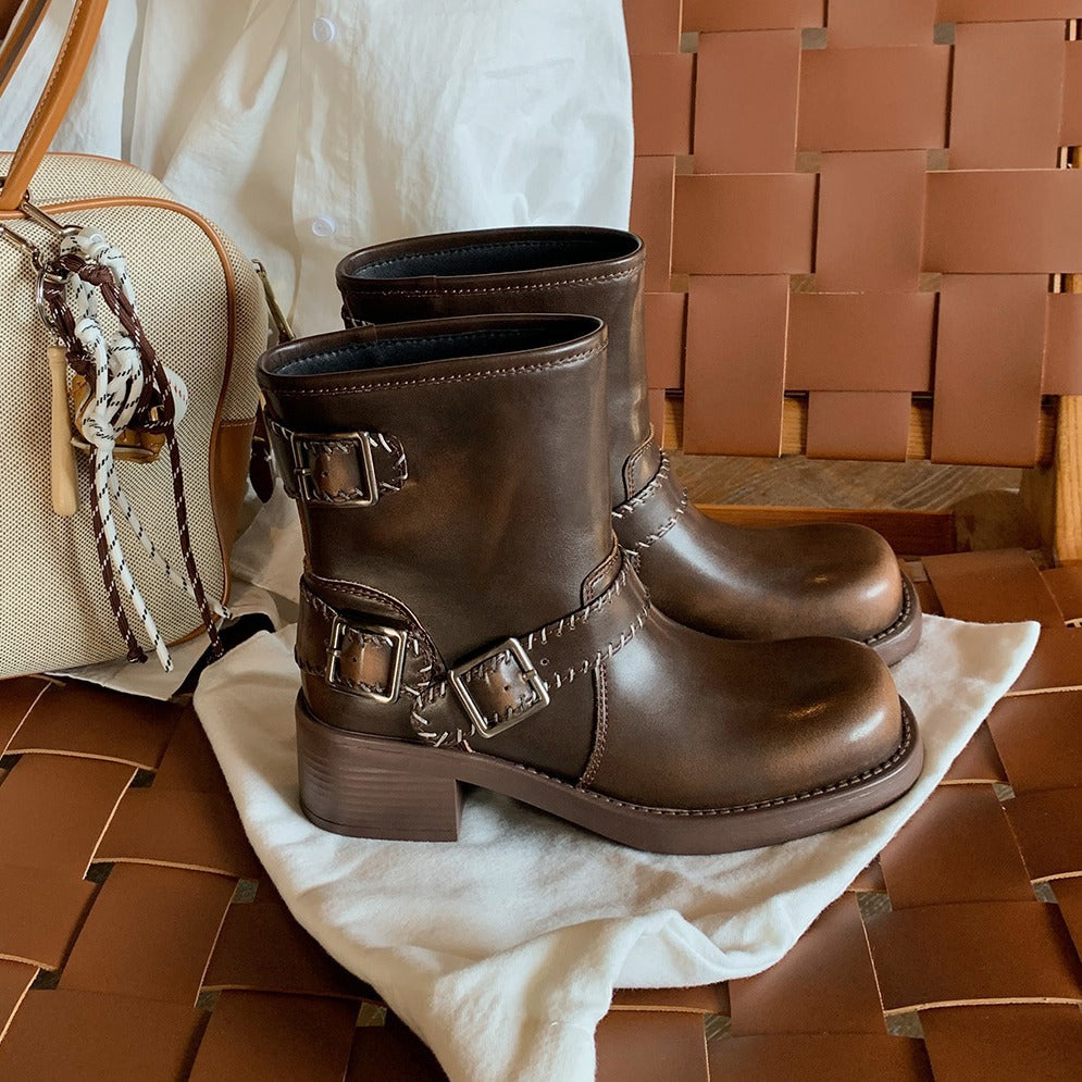 Damen Western-Stiefel mit elegantem Riemendesign und robustem Blockabsatz EB