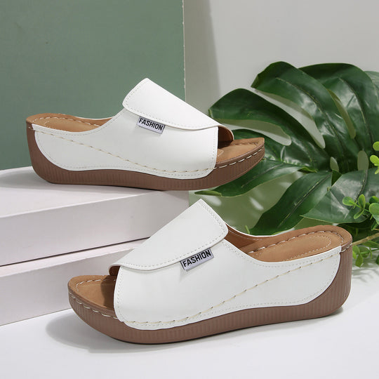 Damen Wedge-Pantoletten mit hochgezogenem Riemen und komfortablem Fußbett EB