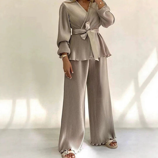 Damen Eleganter Plissee-Zweiteiler mit Wickelshirt, Taillengürtel und weitem Bein EB