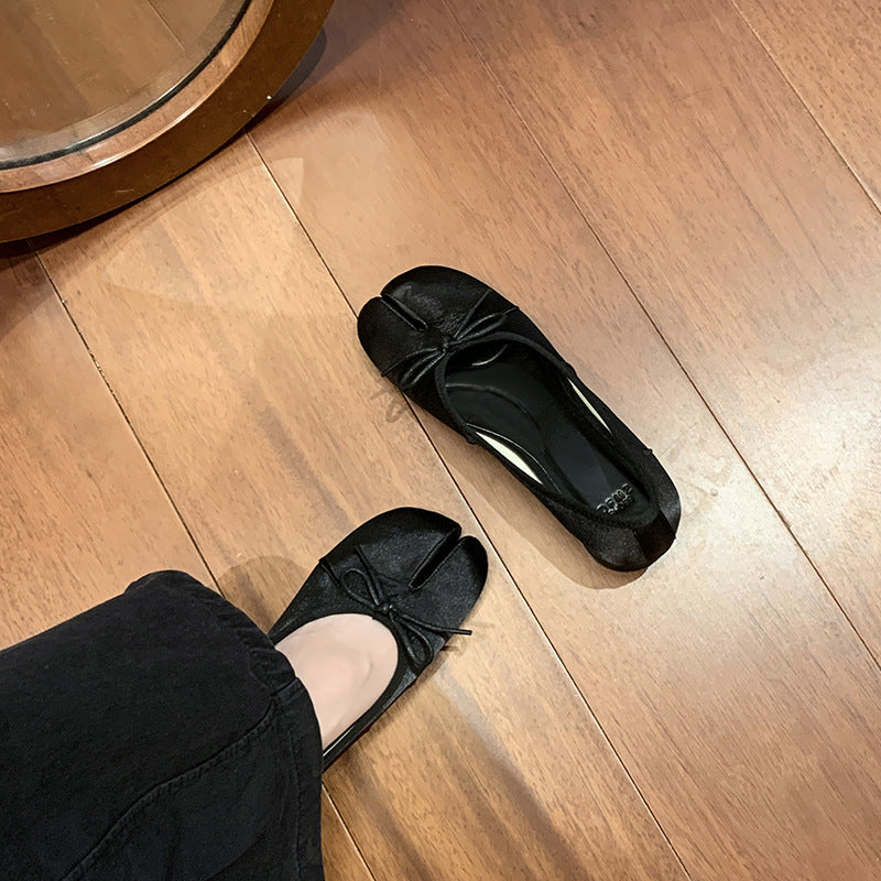 Damen Ballerinas mit einem zierlichen Schleifendesign und elegantem Blockabsatz EB