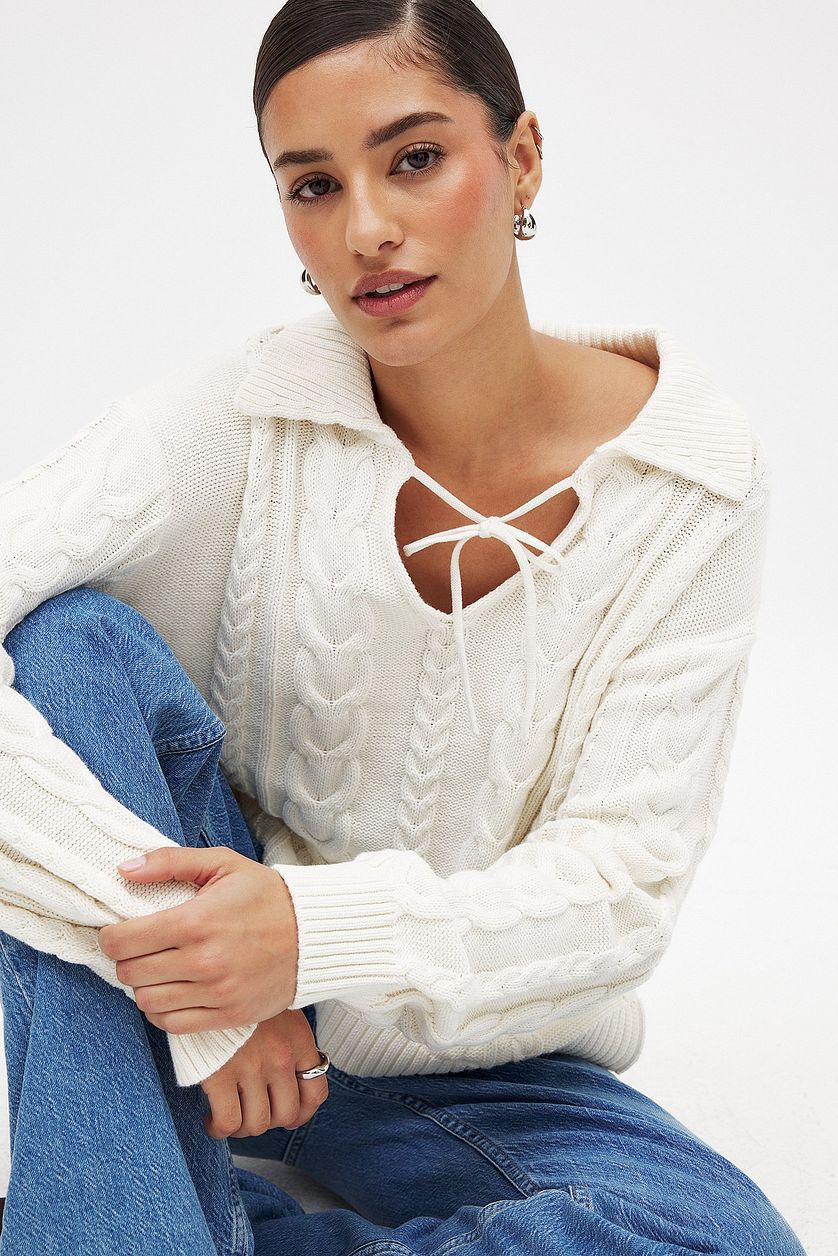 Damen Grobstrickpullover mit romantischem Kragen und praktischen Schnürdetails EB