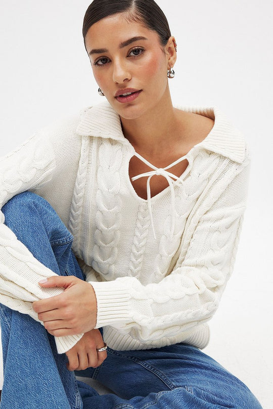 Damen Grobstrickpullover mit romantischem Kragen und praktischen Schnürdetails EB