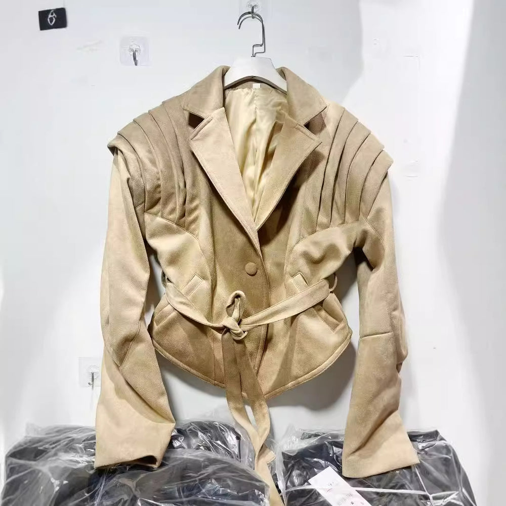 Damen elegante Kunstlederjacke mit Rüschendetails und praktischen Taschen EB
