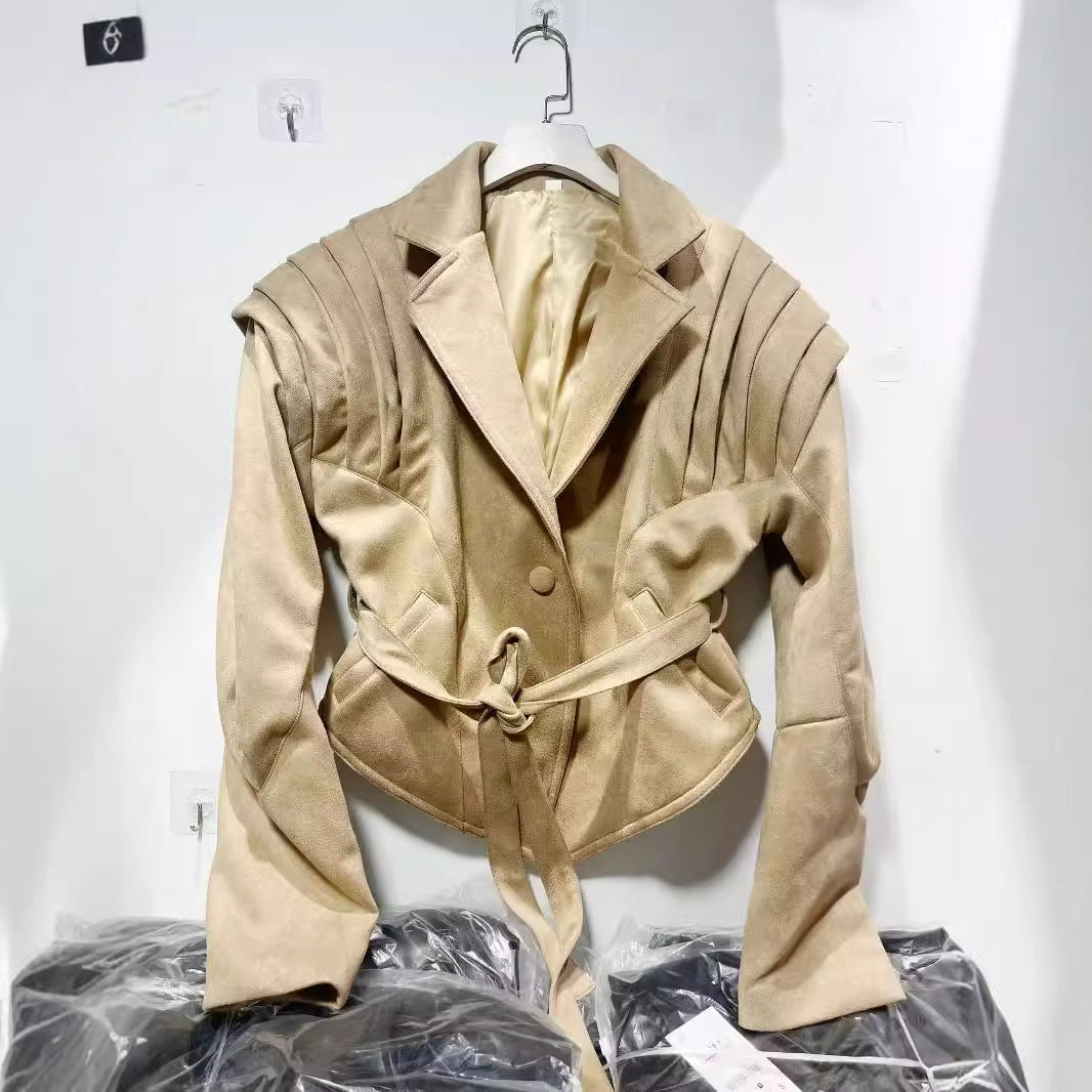 Damen elegante Kunstlederjacke mit Rüschendetails und praktischen Taschen EB