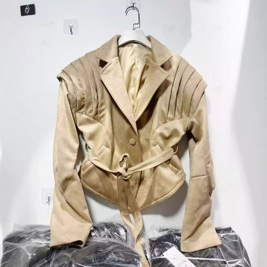 Damen elegante Kunstlederjacke mit Rüschendetails und praktischen Taschen EB