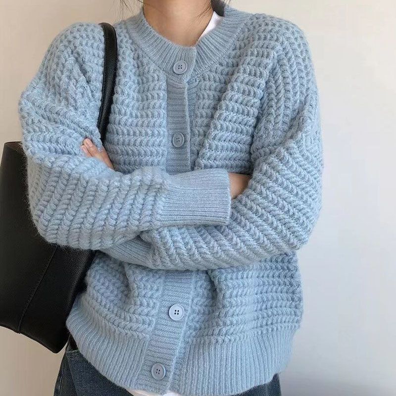 Damen Grobstrickjacke mit Knopfdetails und oversized Schnitt EB