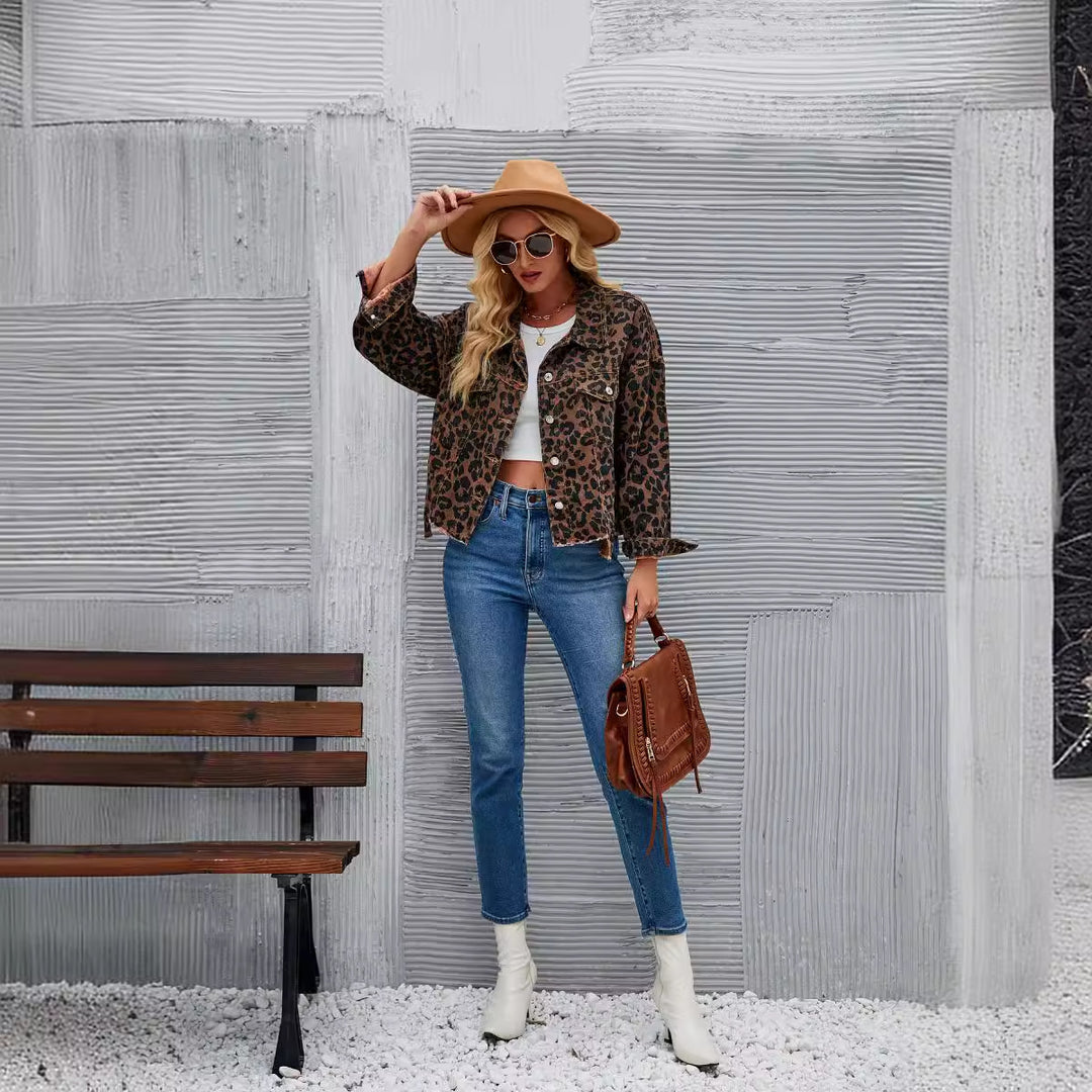 Damen Jeansjacke im angesagten Leo-Design mit oversized Schnitt EB