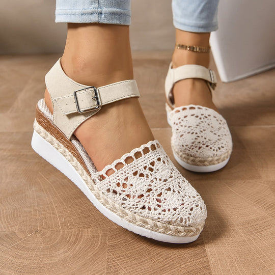 Damen  bestickte Espadrille-Pantoletten mit verstellbarem Knöchelriemen, floraler Häkel-Optik und geflochtenem Jute-Plateau EB