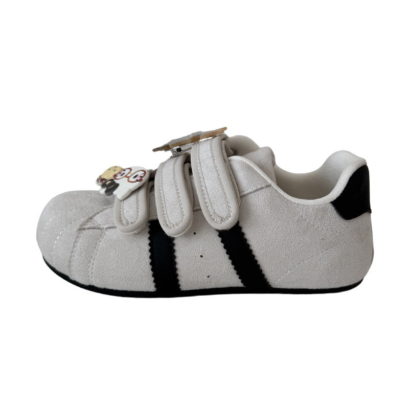 Damen Veloursleder-Sneakers mit praktischen Klettverschlüssen und verspielten Anhängern EB