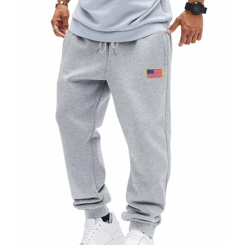 Herren nan sportliche Jogginghose mit elastischem Tunnelzugbund, gerippten Beinabschlüssen und dezenter Flaggenapplikation EB
