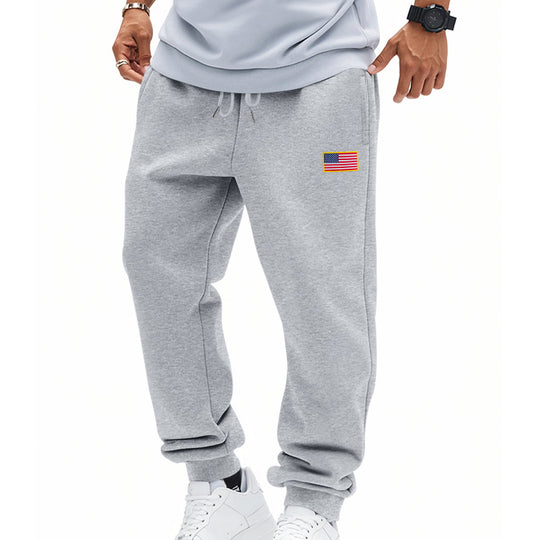Herren nan sportliche Jogginghose mit elastischem Tunnelzugbund, gerippten Beinabschlüssen und dezenter Flaggenapplikation EB