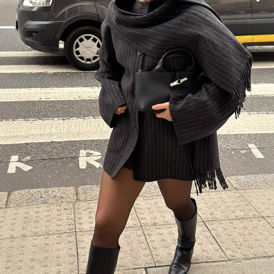 Damen modische Steppjacke mit asymmetrischem Kragen und einem eleganten Schal EB