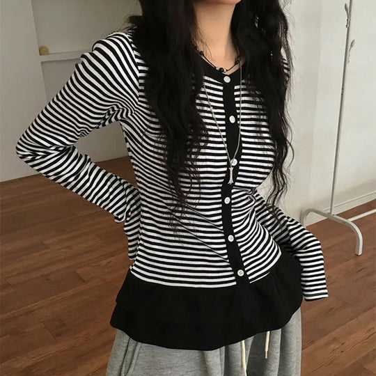 Damen nan feiner Kurzcardigan mit Knopfleiste, Spitzenkragen und welligem Saum EB