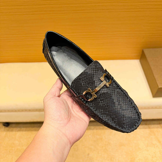 Herren Mokassin mit raffiniertem Schlangenleder-Design und elegantem Metallverschluss EB