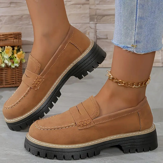 Damen robuster Plateau-Halbschuh im Loafer-Stil mit profilierter Gummisohle und dekorativem Steg EB