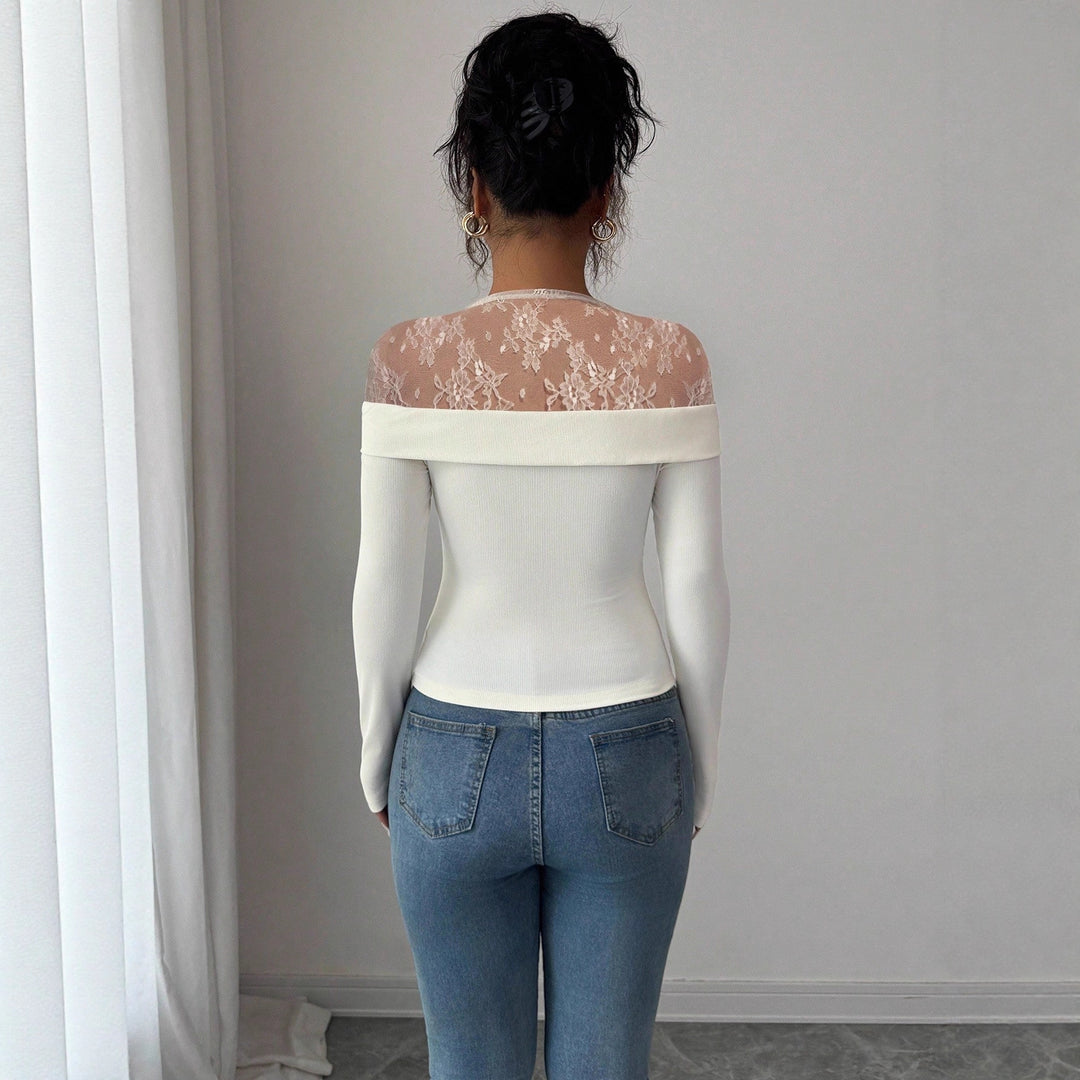 Damen nan figurbetontes schulterfreies Rippstrick-Top mit Spitzen-Illusionskragen und Blütenapplikation EB