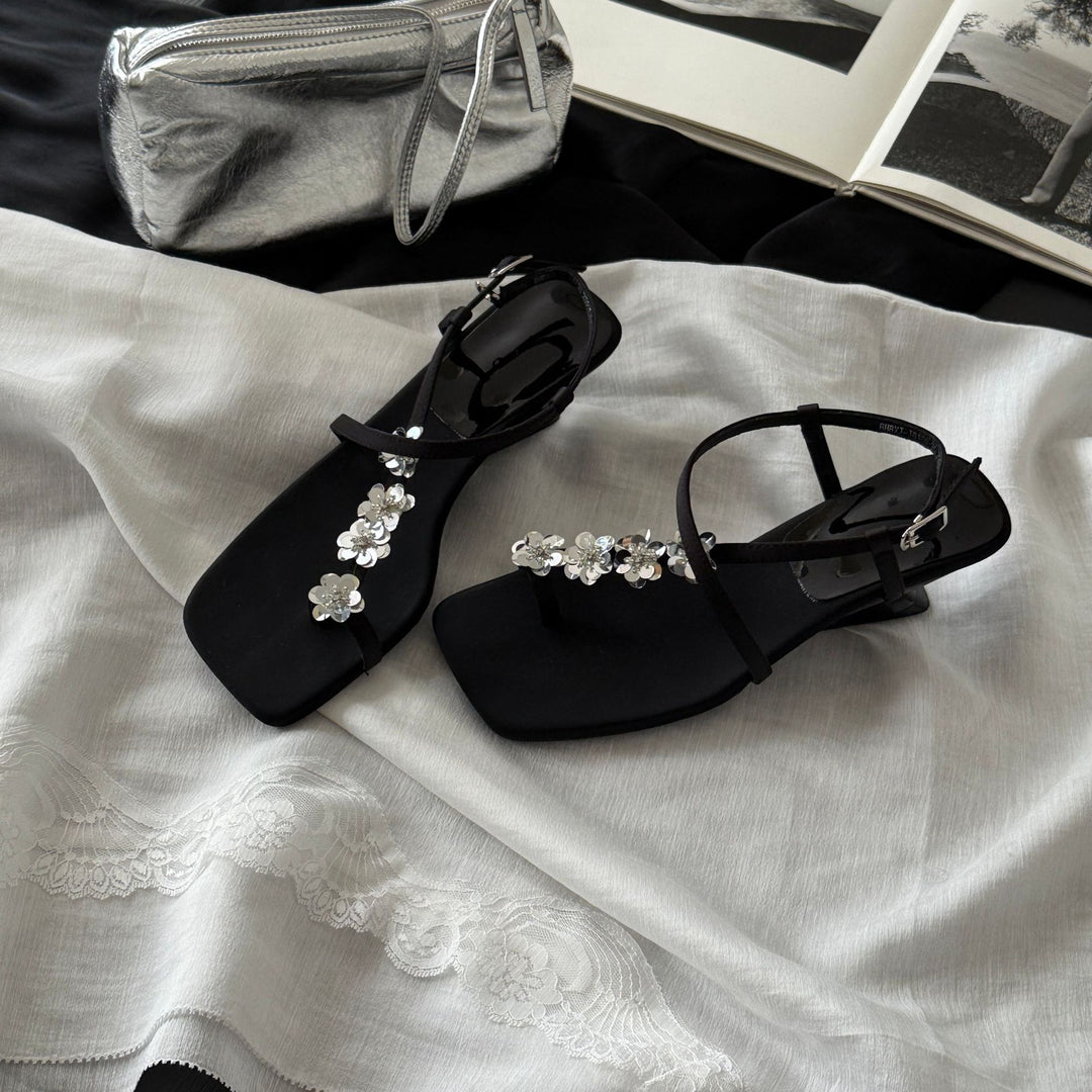 Damen Flache Sandalen mit funkelndem Blumendekor und eleganter Riemchenverbindung EB