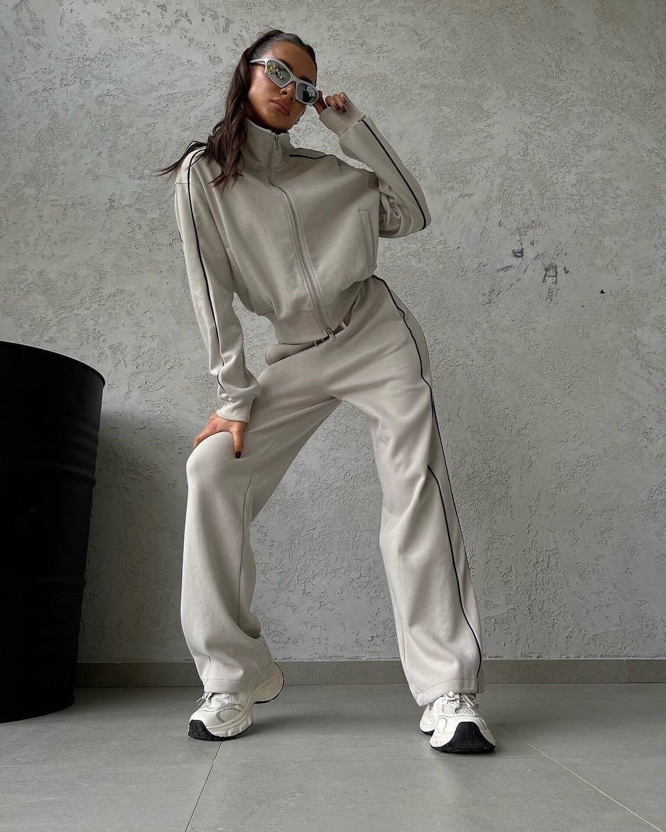 Damen lässiges Sweatset mit Stehkragen Reißverschluss gekürzter Jacke und hochtaillierter Schlaghose Eichborn Berlin