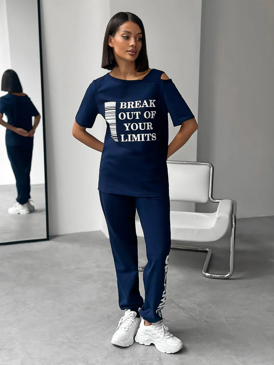 Damen lässiges Lounge-Set mit Cut-Out Schulter und Statement-Print Eichborn Berlin