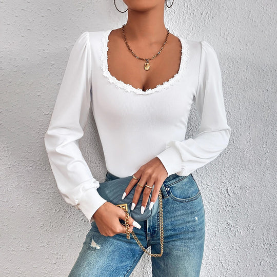 Damen Feinstrick-Bodyshirt mit herzförmigem Carmen-Ausschnitt Spitzenbordüre und leichten Puffärmeln Eichborn Berlin