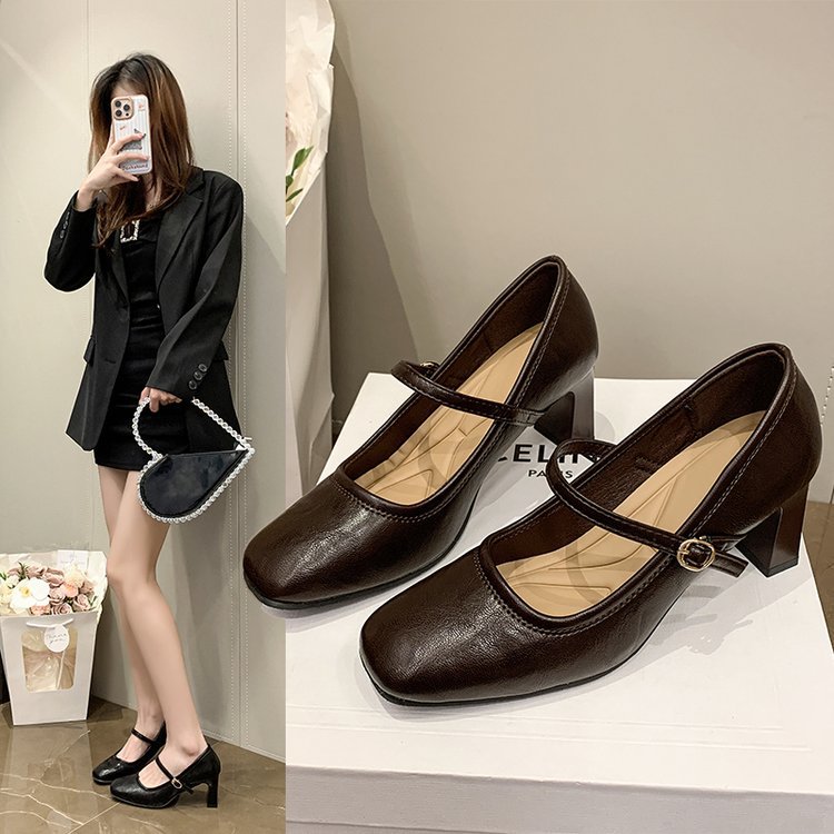 Damen Pumps mit elegantem Absatz und Riemen EB