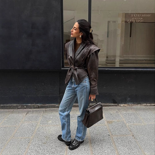 Damen Elegante Kunstlederjacke mit tailliertem Schnitt und breitem Kragen EB