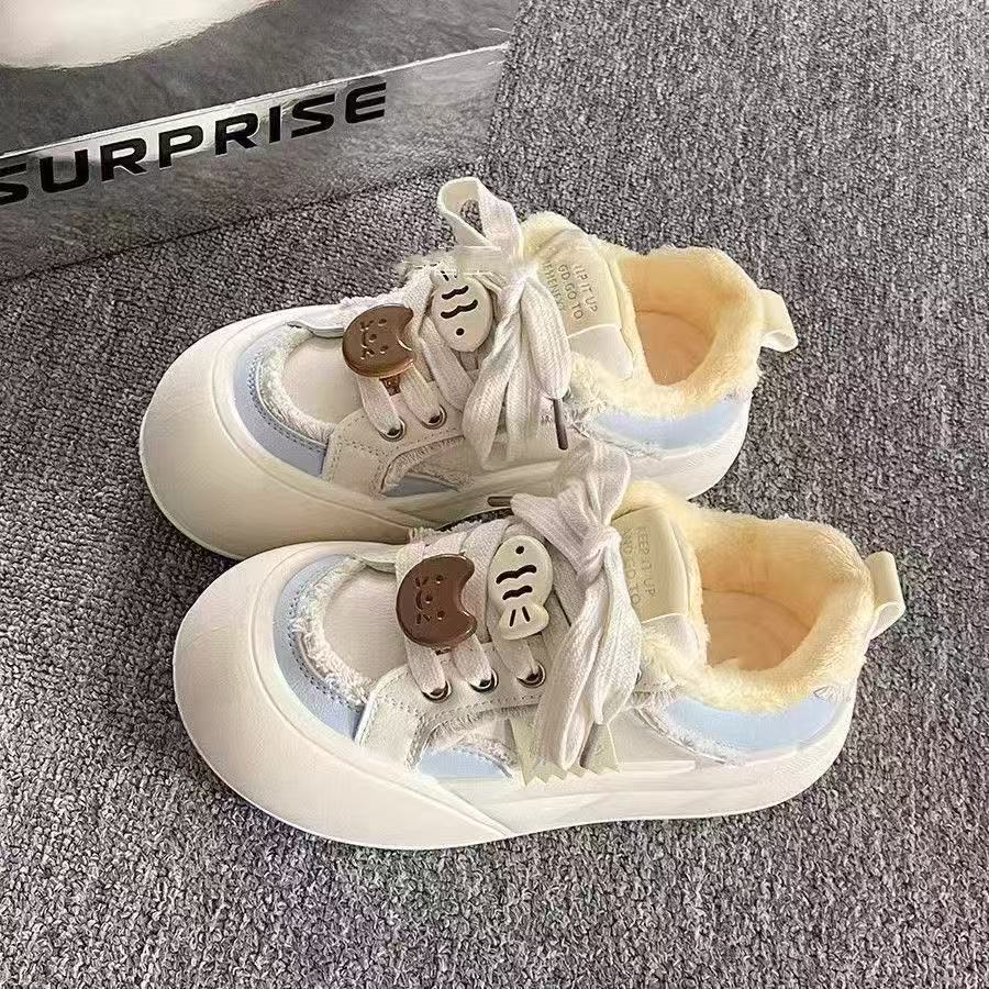 Damen Sneakers mit flauschigem Innenfutter und verspieltem Schnürsystem EB