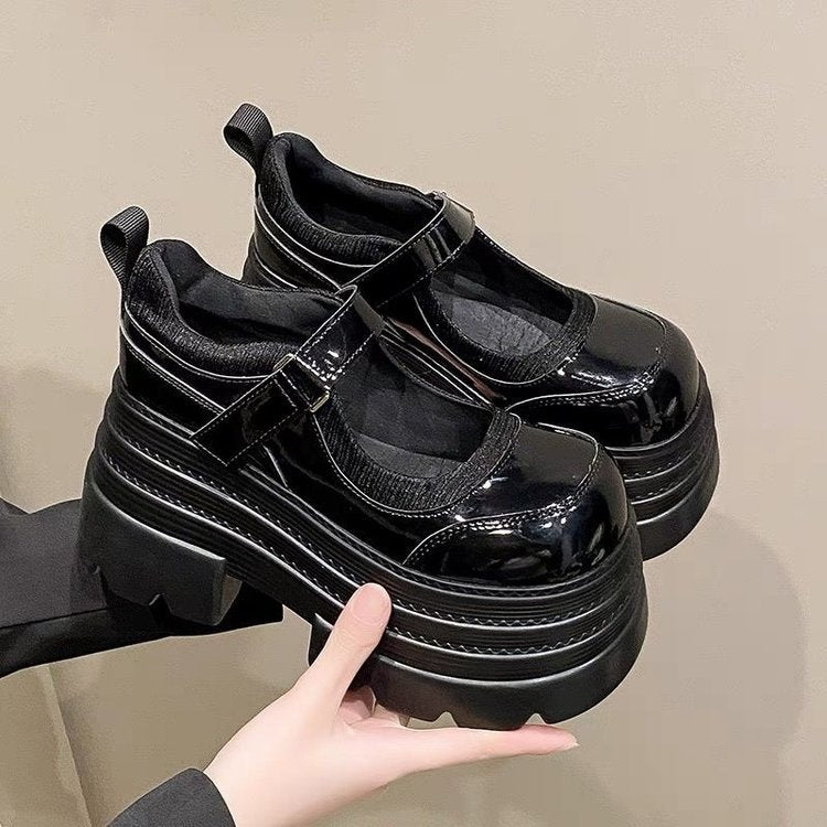 Damen Plateau-Mary-Jane Schuhe mit glänzender Oberfläche und verstellbarem Riemen EB