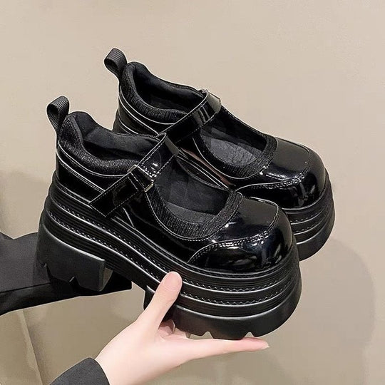Damen Plateau-Mary-Jane Schuhe mit glänzender Oberfläche und verstellbarem Riemen EB