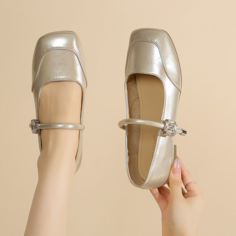 Damen Ballerinas mit dekorativem Riemen und glänzendem Finish EB