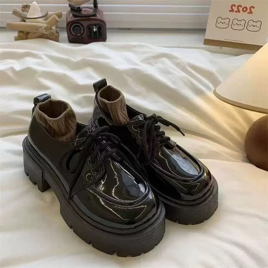 Damen Plateau-Sneaker mit eleganter Lackleder-Optik und kuscheligem Strickkragen EB