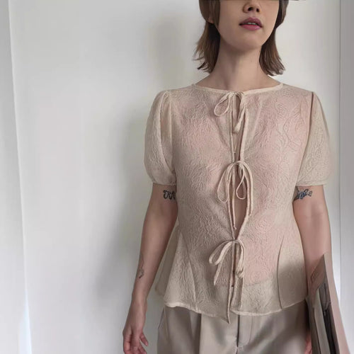 Damen Bluse mit dekorativen Schnürdetails und luftigen Ärmeln EB