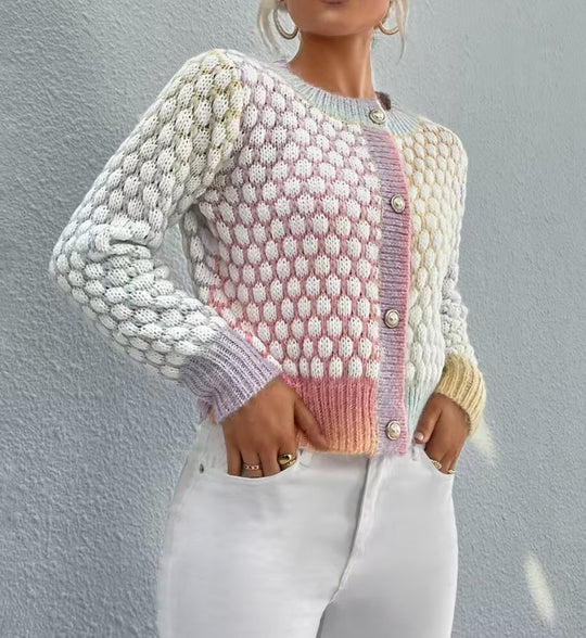 Damen Strickjacke mit verspielt gemustertem Stoff und eleganten Knopfdetails EB