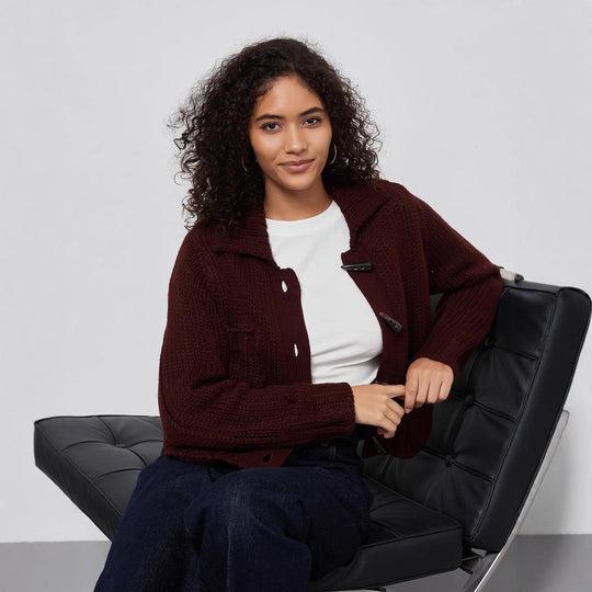 Damen Grobstrickjacke mit dekorativen Knopfdetails und praktischen Taschen EB