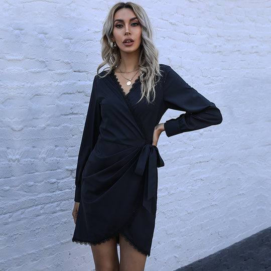 Damen Wickelkleid mit eleganten Spitzenakzenten und taillierbarem Gürtel EB