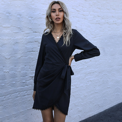 Damen Wickelkleid mit eleganten Spitzenakzenten und taillierbarem Gürtel EB