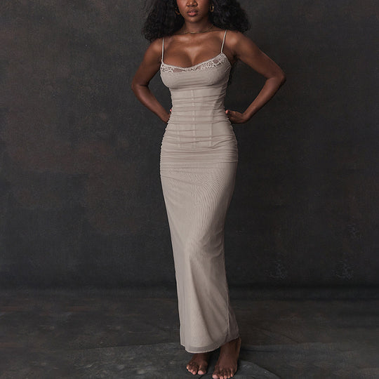 Damen figurbetontes Maxikleid mit Spitzenakzenten und dekolletiertem Design EB